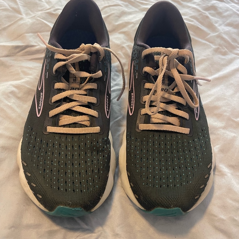 Brooks Women's Black and White Sneakers